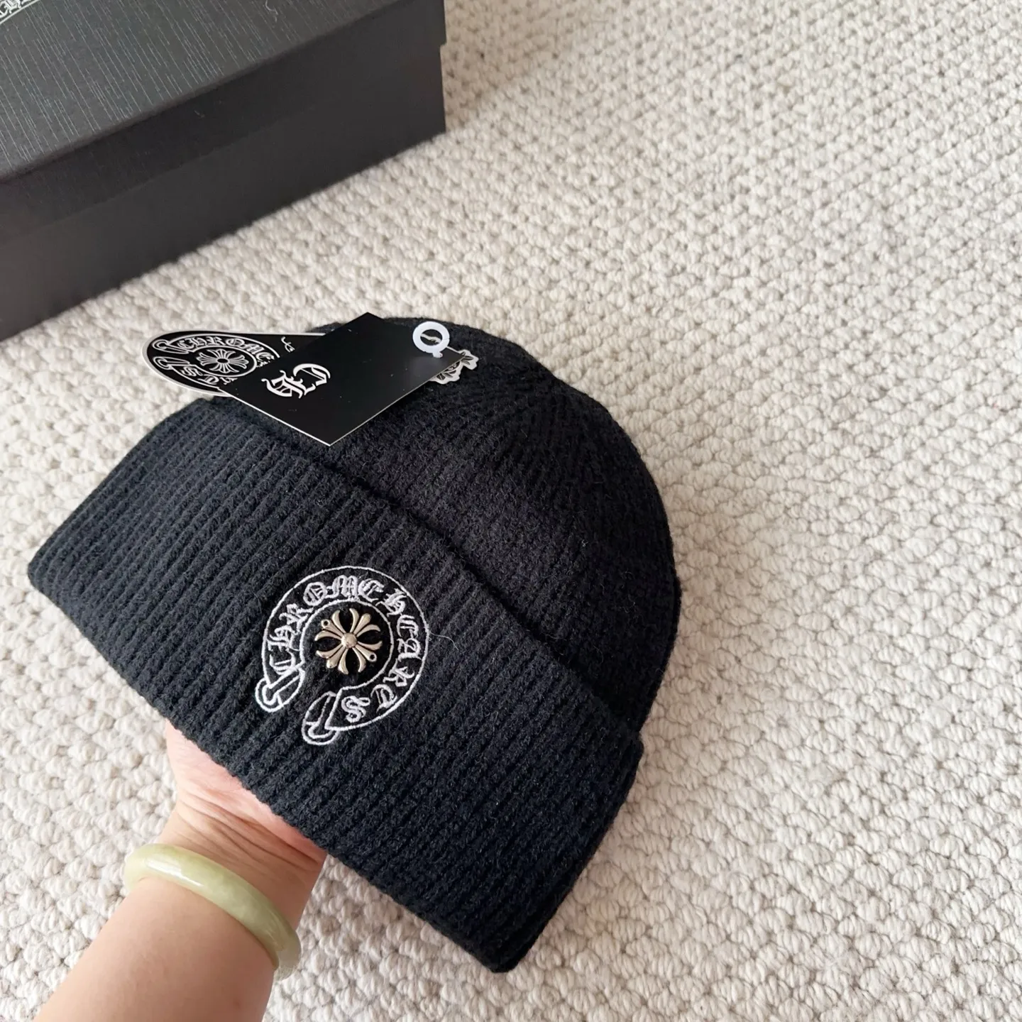 💰60 Crow Heart Autumn and Winter Wool Knitted Beanie This must be a favorite of minimalism. It is clean, neat, fashionable and versatile, and will definitely not be picky about your face shape! A fashionable classic that lasts forever! Fashionable black and white can be purchased together!
